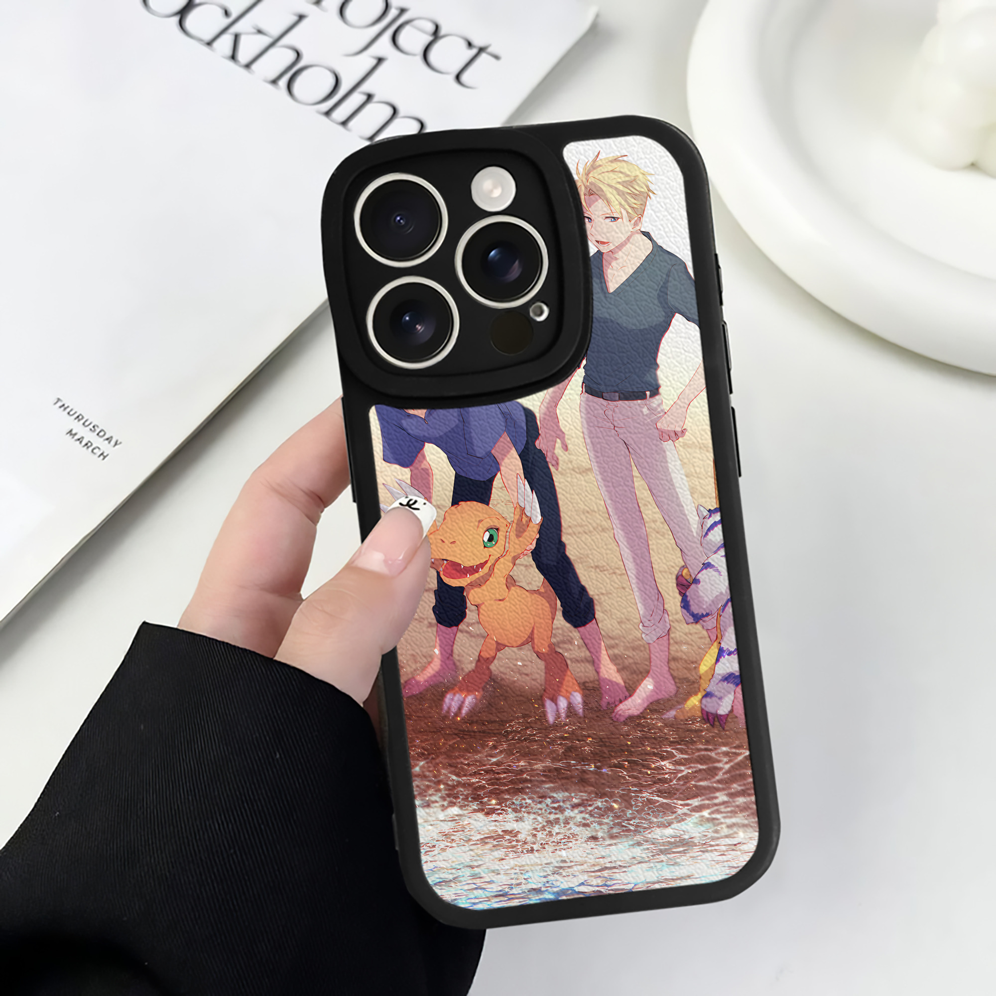 （画像用） Digimon デジタルモンスター/デジモン 【iPhone 16シリーズ対応】シリコンスマホケース（レザー調） 材質：シリコン